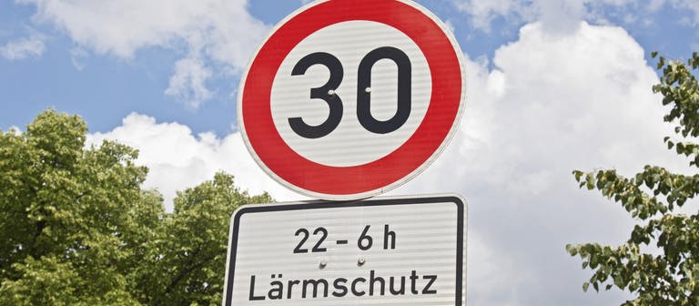 Straßenschild mit Tempolimit 30 kmh wegen Lärmschutz (Foto: picture-alliance / Reportdienste, picture alliance/imageBROKER)