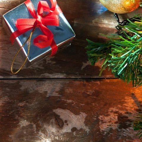 Weihnachtsgeschenke und ein Weihnachtsbaum mit Kugeln (Foto: Colourbox)