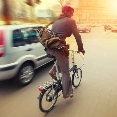 #besserRadfahren: Gefährliche Situation beim Fahrradfahren - Auto fährt sehr nah und mit hoher Geschindigkeit an Radfahrerin vorbei. (Foto: SWR)