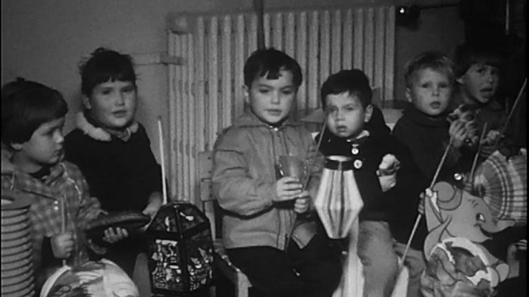 Die 1960er Jahre: Kinder sitzen mit ihren Laternen auf einer Bank (Foto: SWR)
