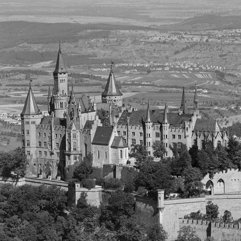 Burg Hohenzollern Luftaufnahme schwarz weiß