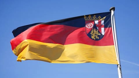 Die Landesflagge von Rheinland-Pfalz weht im Wind. (Foto: picture-alliance / Reportdienste, Picture Alliance)