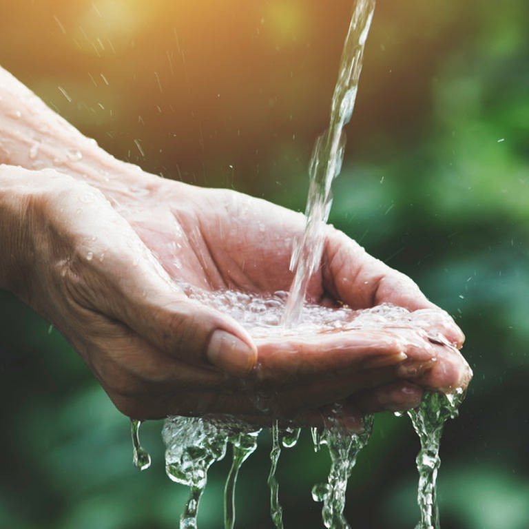 Wasser fließt in eine Hand - Symbolbild zum ARD-Thema #unserWasser: Den Persönlichen Wasserfußabdruck kennen und den Wasserverbrauch pro Person senken, das ist Klimaschutz.