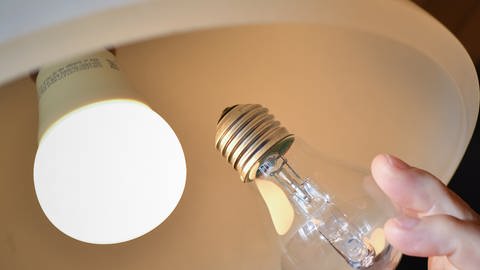 Eine Halogenlampe ist in einer Deckenleuchte gegen eine LED-Lampe ausgetauscht worden
