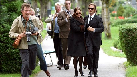 Szene aus dem Film „Romy“: Jessica Schwarz (Romy) und Thomas Kretschmann (Romys Ehemann Harry Meyen) bei der Beerdigung von Romys Vater.