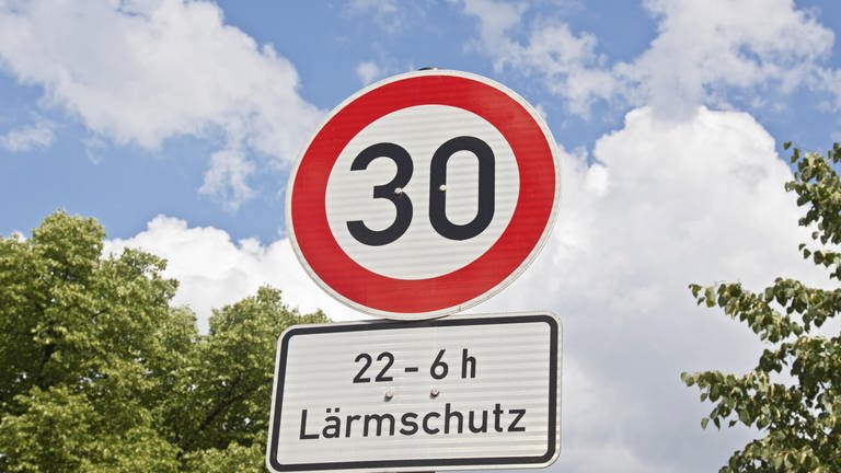 Straßenschild mit Tempolimit 30 kmh wegen Lärmschutz