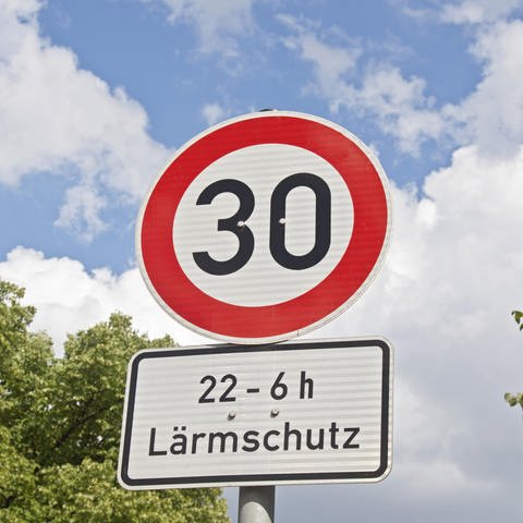 Straßenschild mit Tempolimit 30 kmh wegen Lärmschutz