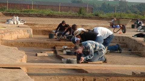 Herxheim, Archäologen beim Säubern des Areals