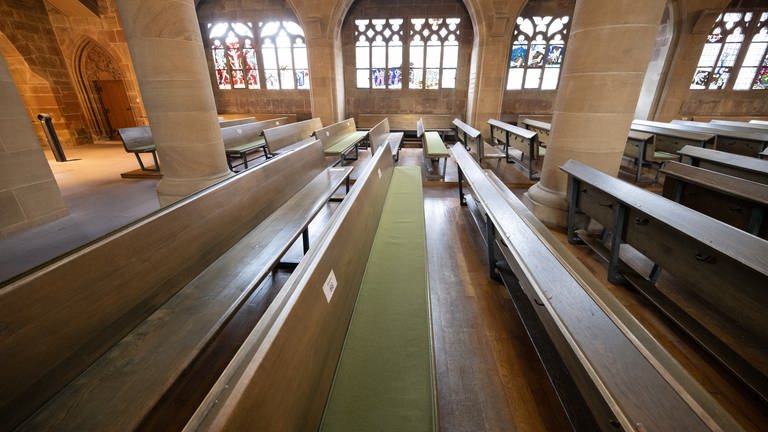 Kirchenaustritte: Eine Kirche mit leeren Bänken