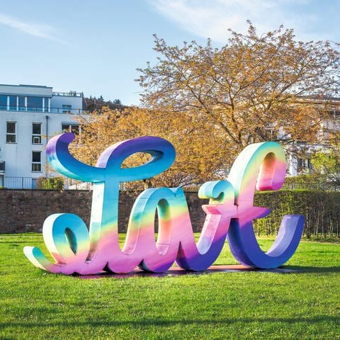 Die farbig lackierte Stahlskulptur "Love Hate" von Mia Florentine Weiss formt von einer Blickrichtung das Wort "Love". Bewegt sich der Standpunkt der Betrachtung auf die andere Seite der Skulptur formt diese das Wort "Hate". (Foto: David von Becker, Berlin)