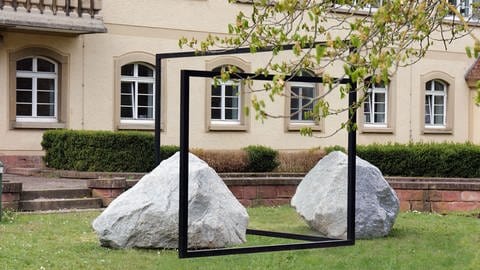 Die mehrteilige Installation "Big Be-Hide" ist ein weiteres der vier raumgreifenden Werke der Ausstellung. Sie besteht aus Granitgestein, Stahlrahmen und einem zweiseitigen Spiegel. Durch das Arrangement wird die optische Wahrnehmung getäuscht. (Foto: Verein der Freunde und Förderer des Skulpturenparks Heidelberg e. V.)