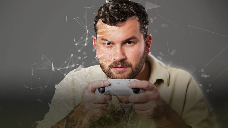 Host und Gamer Friedl Achten hält einen Gaming-Controller und blickt dabei in die Kamera. Über seinem Gesicht sind geometrische Grafikelemente angeordnet. (Foto: Daniel Delang)