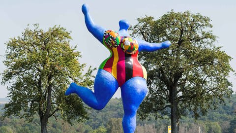 Die farbenfrohe Nana-Figur von Niki de Saint Phalle misst sechs Meter Höhe und zeigt die abstrahierte Darstellung einer weiblichen Figur. (Foto: Julia Schambeck/Ulrich Schmitt)