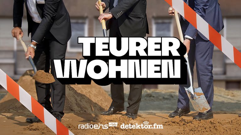 Podcast-Tipp zur Wohnungsnot: Der Schriftzug "Teurer Wohnen" steht auf einem Foto, dass drei Personen in Anzügen beim Spatenstich auf einer Baustelle zeigt. In zwei Ecken ist die jeweils ein rot-weiss gestreifter Balken, der an Absperrband erinnert. (Foto: rbb/radioeins)