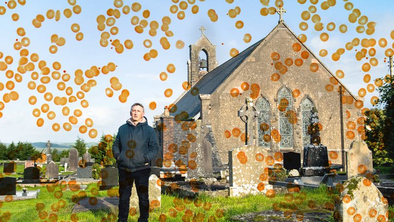 „The Cure. Heilung aus dem Grab“: Der Mikrobiologe Gerry Quinn am Grab des Priesters im nordirischen Boho. (Foto: Foto: Fabian Federl, Grafik: Deutschlandradio)