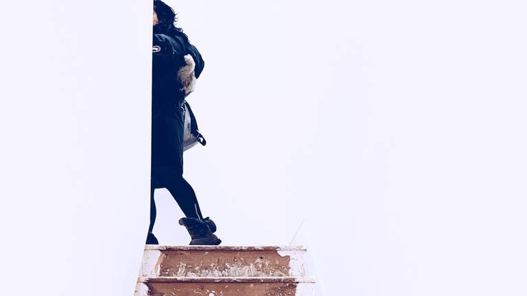 Eine Frau geht eine Treppe hinauf (Foto: istock.com/Freya Batra)