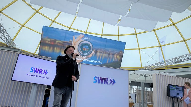 Sänger Markus Sprengler im Gläsernen Studio auf dem Maimarkt (Foto: SWR)