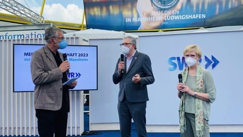 Auf der Bühne im Gläsernen Studio: SWR Moderator Henry Barchet, OB Peter Kurz (SPD) und SWR-Landessenderdirektorin Stefanie Schneider (v.l.) (Foto: SWR)