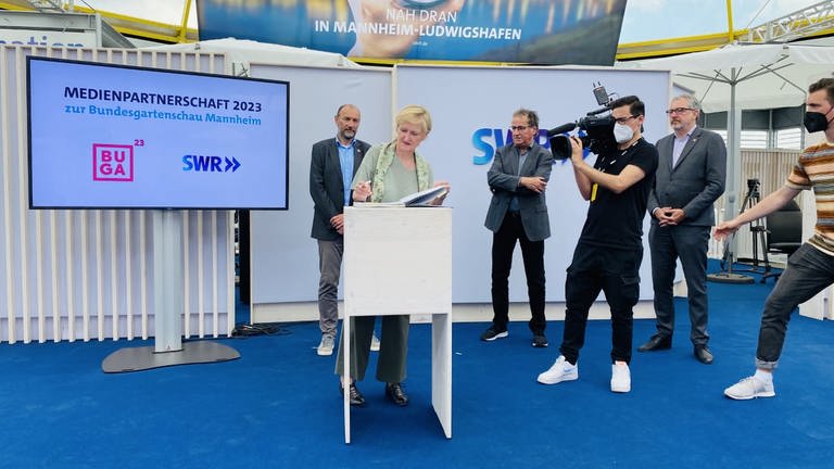 Die Medienpartnerschaft zwischen SWR und BUGA23 ist besiegelt - Landessenderdirektorin Stefanie Schneider unterzeichnet den Vertrag (Foto: SWR)
