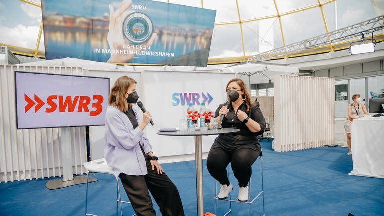 SWR3-Kultmoderatorin Anneta Politi plauderte auf der SWR-Maimarktbühne über ihren Job und warum sie jeden Tag 12 Zentimeter hohe High Heels trägt (Foto: SWR)