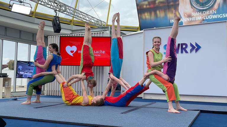 Akrobatinnen vom Zirkus Paletti auf der Bühne im Gläsernen Studio (Foto: SWR)