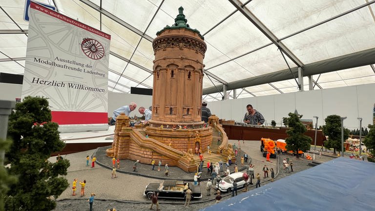 Der Mannheimer Wasserturm steht als Modell in einer Modelleisenbahn-Landschaft (Foto: SWR)