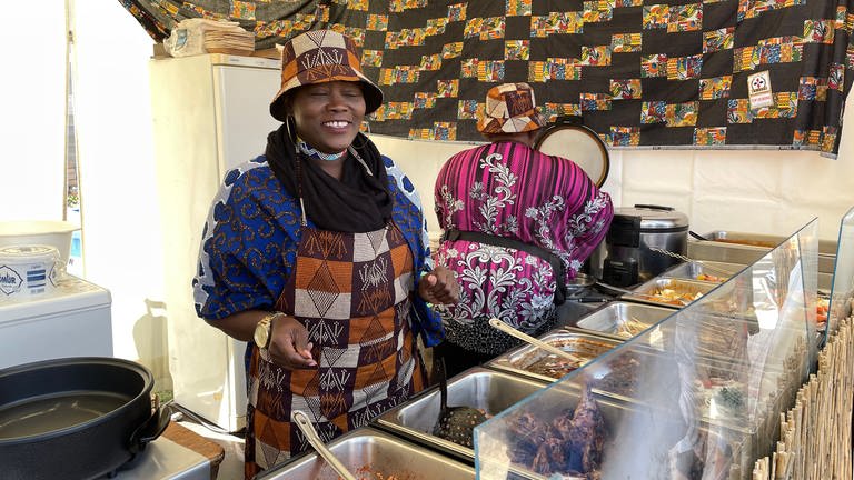 Überall auf dem Maimarkt finden sich köstliche Spezialitäten - auch im Afrika-Dorf auf der Messe (Foto: SWR)