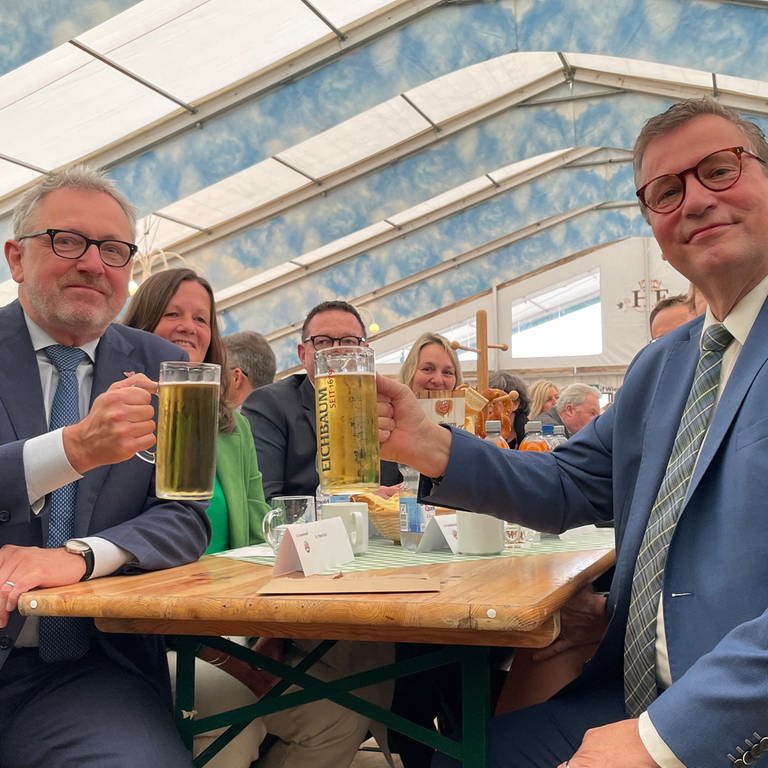Minister Peter Hauk und OB Peter Kurz (l.) stoßen auf dem Maimarkt mit einem Bier an. (Foto: SWR, Foto: Nadia El-Gonemy )