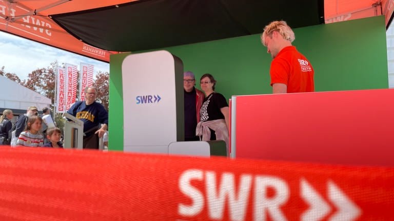 Auch das SWR Fernsehen ist natürlich auf dem Maimarkt in Mannheim am Gläsernen Studio vertreten. (Foto: SWR)