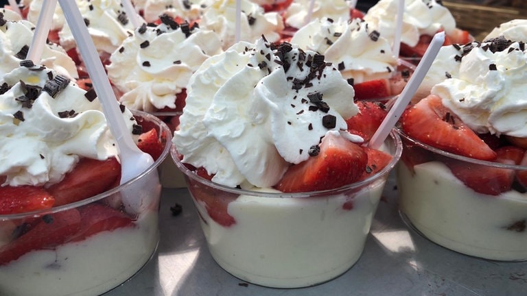 Maimarkt Becher mit Erdbeeren (Foto: SWR)