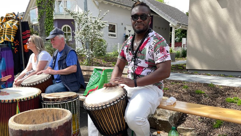 Trommler im afrikanischen Dorf auf dem Maimarkt in Mannheim.