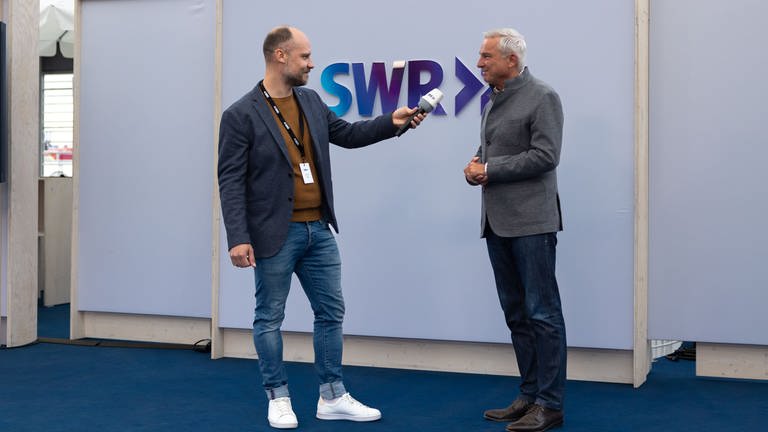 Innenminister Thomas Strobl (r) im Gespräch mit SWR-Reporter Patrick Figaj auf der Bühne im Gläsernen Studio auf dem Maimarkt. (Foto: SWR)
