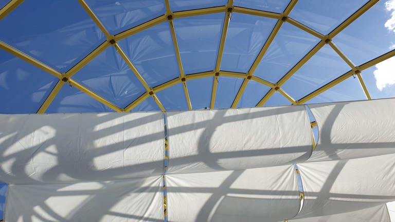 Die Glasdecke des gläsernen Studios des SWR auf dem Maimarkt ist gegen die Sonne mit Sonnensegeln abgehängt (Foto: SWR)