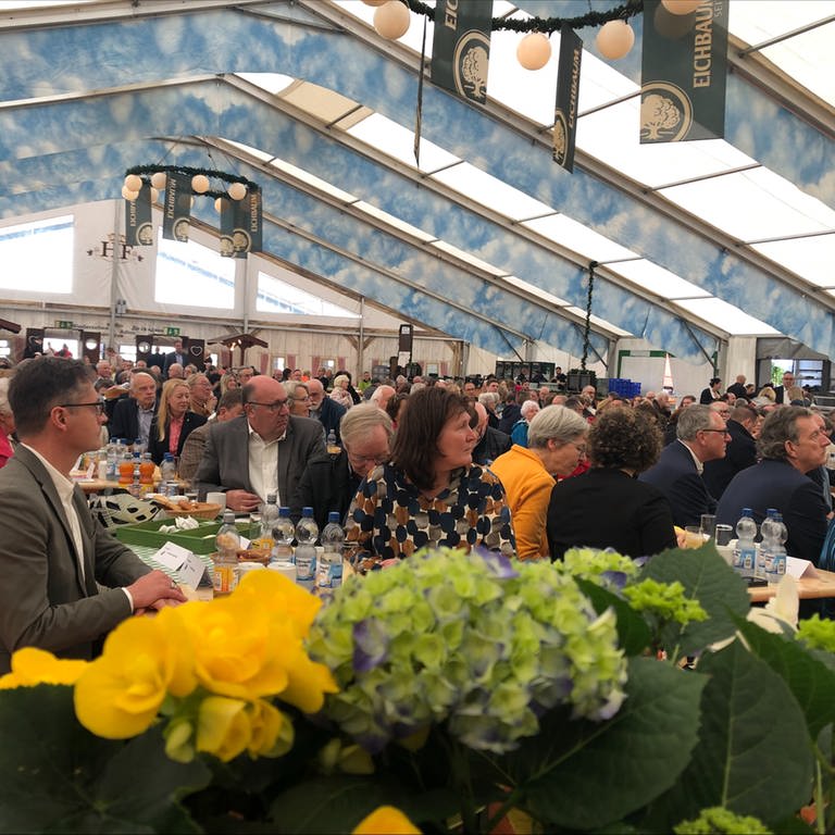 Viele Besucher im Festzelt bei der Eröffnung des Mannheimer Maimarktes 2024. 