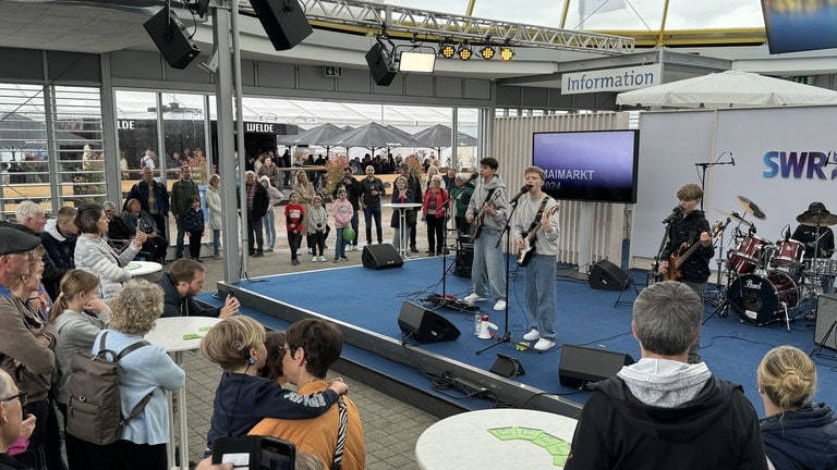 Die Band De Breaks auf der Bühne im Gläsernen Studio auf dem Maimarkt