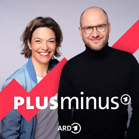 Plusminus. Der ARD-Wirtschaftspodcast mit Anna Planken und David Ahlf. (Foto: ARD/Ben Knabe)