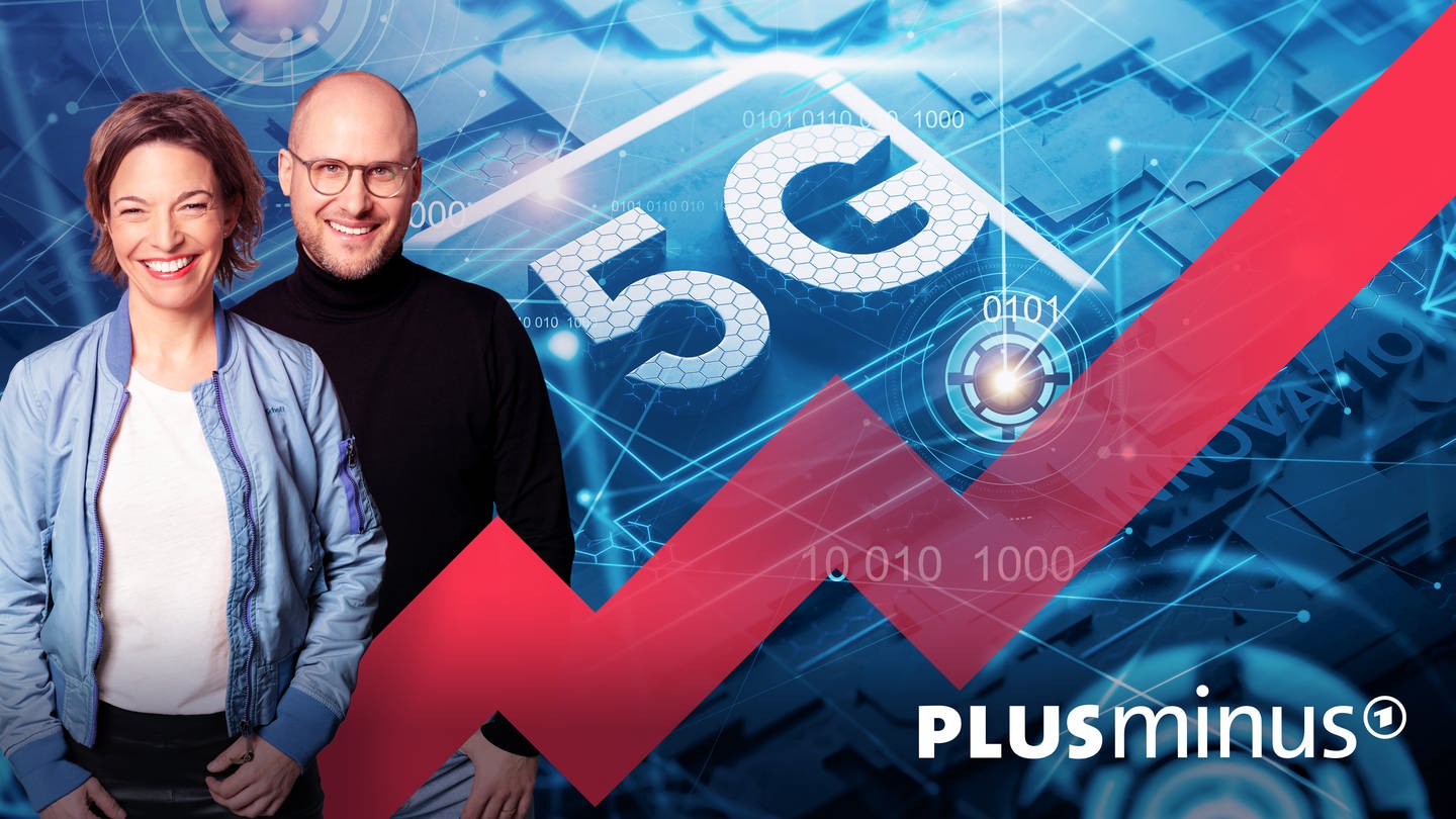 Die Hosts des Podcasts Plusminus Anna Planken und David Ahlf sind vor der Aufschrift 5G zu sehen. Diesmal geht es um 5G und die Frage: Lässt Huawei Hacker aus China rein? (Foto: IMAGO, IMAGO / SOPA Images / Montage: ARD)