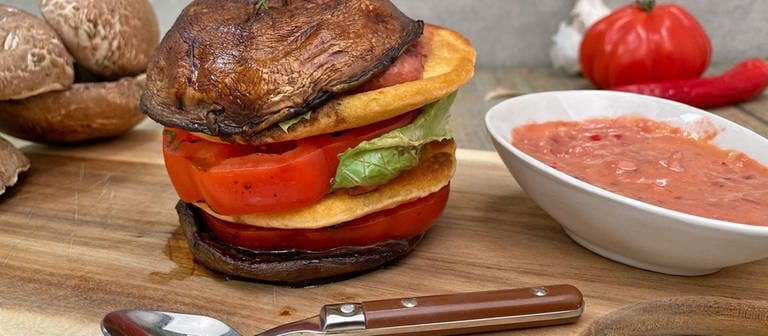 Portobello-Burger mit Ochsenherztomate und Linsenpatty (Foto: SWR, SWR)