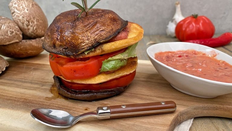 Portobello-Burger mit Ochsenherztomate und Linsenpatty (Foto: SWR, SWR)