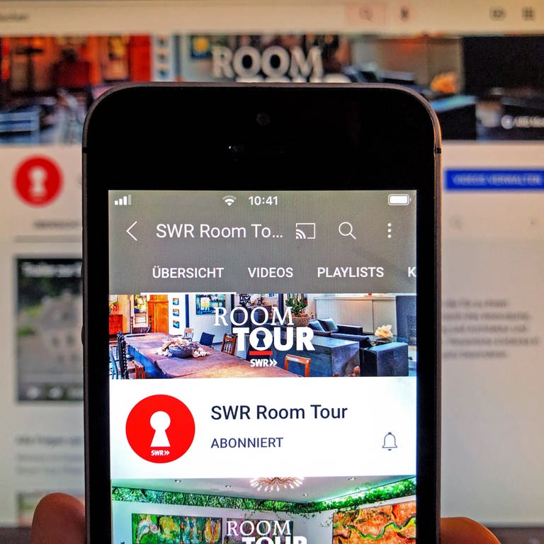 Smartphone mit dem YouTube-Kanal von SWR Room Tour vor einen PC-Bildschirm (Foto: SWR)