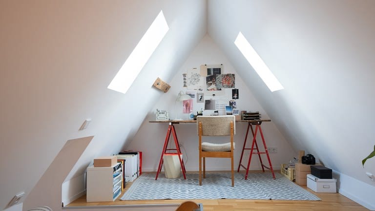 Ein dreieckiges Dachzimmer mit einem Schreibtisch (Foto: SWR)