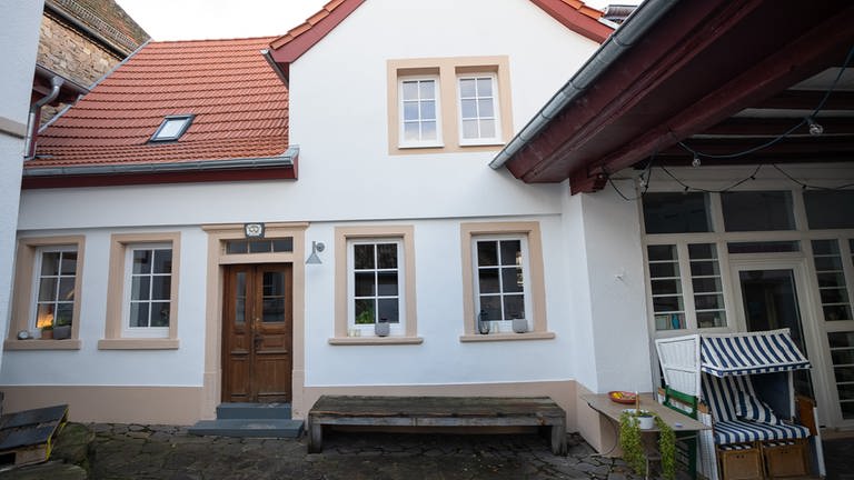 Das liebevoll sanierte Landhäuschen mit roten Dachziegeln und einer schönen alten Eingangstür (Foto: SWR)