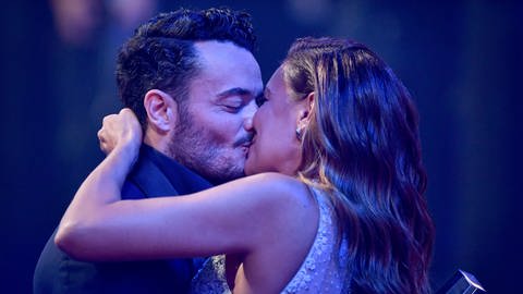 Jana Ina und Giovanni Zarrella küssen sich beim Deutschen Fernsehpreis 2022 (Foto: dpa Bildfunk, Picture Alliance)