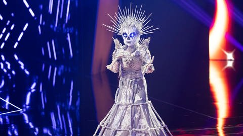 Die Schlagersängerin Sarah Engels als "Skelett" in der ProSieben TV-Show "The Masked Singer" (Foto: picture-alliance / Reportdienste, Thomas Banneyer)