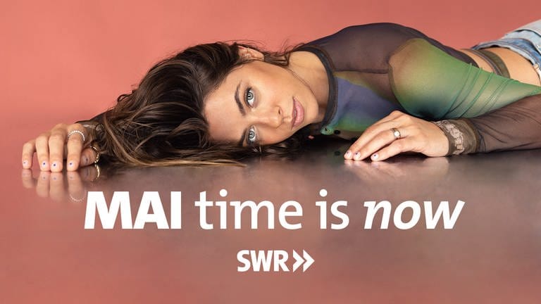 Vanessa Mai post auf dem Boden liegen für die Dokuserie "MAI time is now" (Foto: SWR)