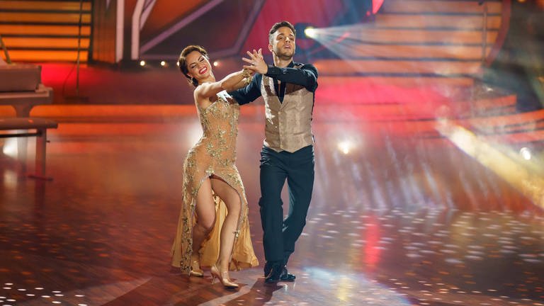 Luca Hänni tanzt mit Christina Luft (Foto: IMAGO, imago images / Revierfoto)