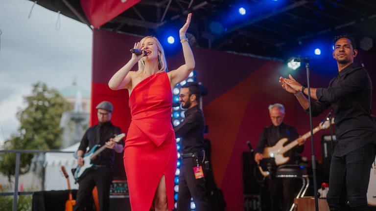 Frau in roten Kleid singt mit Mikro in der Hand auf einer Bühne (Foto: SWR, SWR Ronny Zimmermann)