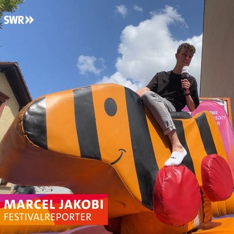 Festivalreporter Marcel Jakobi auf der SWR Festivalmeile
