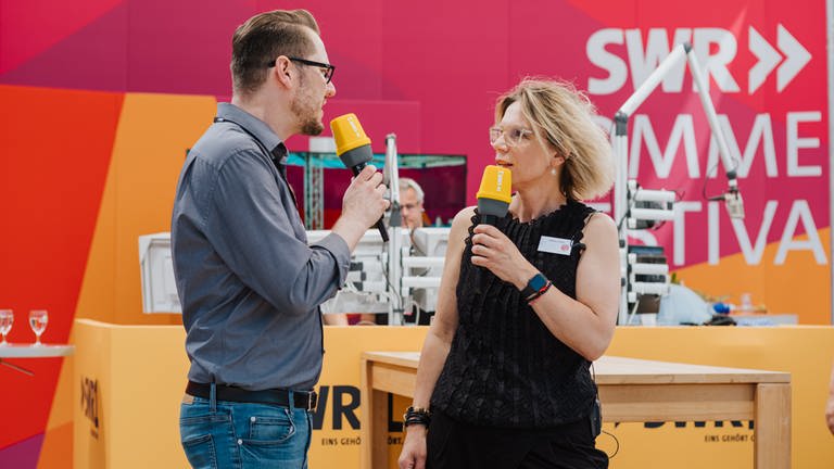 Jochen Stöckle und Stefanie Anhalt sprechen miteinander (Foto: SWR, Ronny Zimmermann)