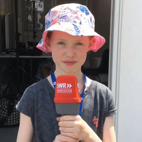 ARD Young Reporter Julia schaut sich beim SWR Sommerfestival 2023 in Ingelheim in der Maske um. (Foto: SWR)